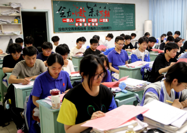 全部为了学生进一步触碰和感知到教师群体的价值追求和精力高