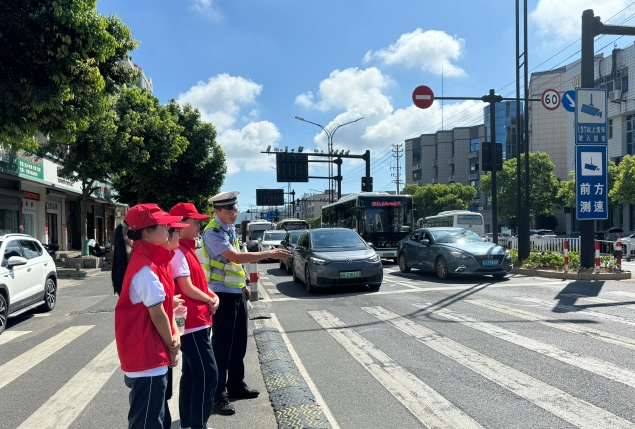 要抓紧孩子的手腕或许让孩子一直处在自己的视野之内防止意外产生