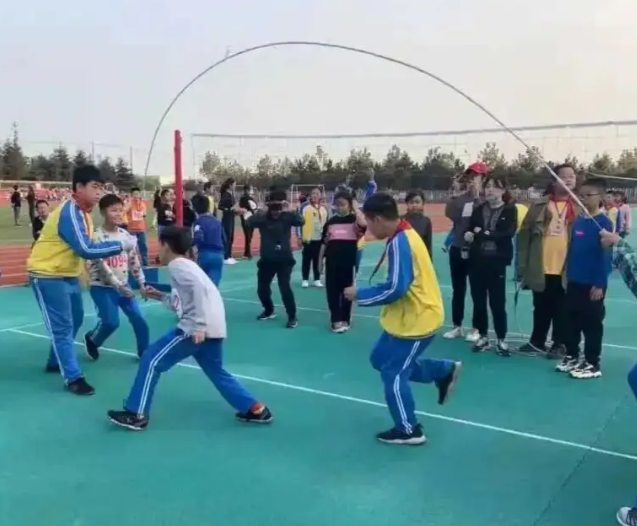 在动态中习得的团队精神与沟通才能是任何静态课堂都难以彻底