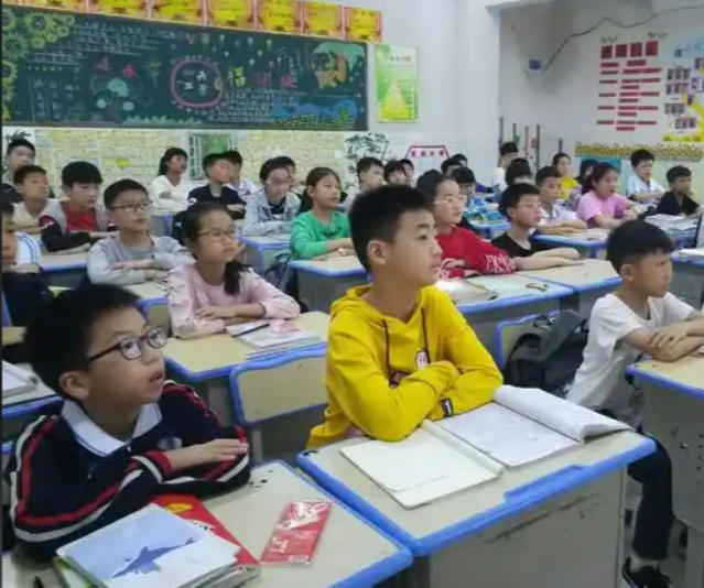 教育更深层次的命题同体认识专题教室里学生们正专心地看着屏